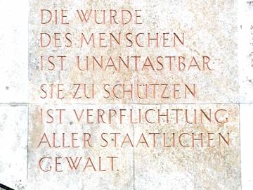 Die Würde des Menschen ist unantastbar. Sie zu schützen ist Verpflichtung aller staatlichen Gewalt. (Inschrift am Gericht in Braunschweig)